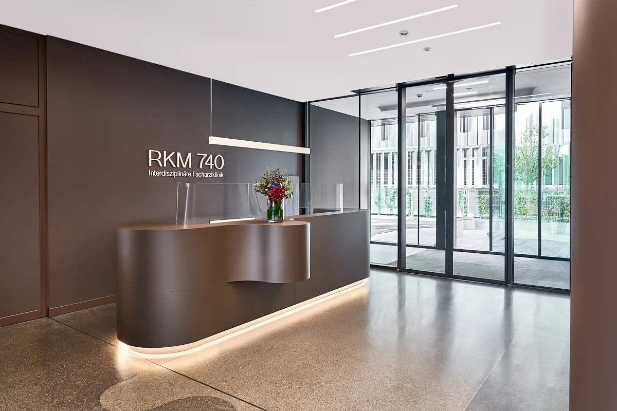 Empfang der RKM 740 Interdisziplinären Facharztklinik in Düsseldorf mit moderner Architektur und ruhiger Gestaltung