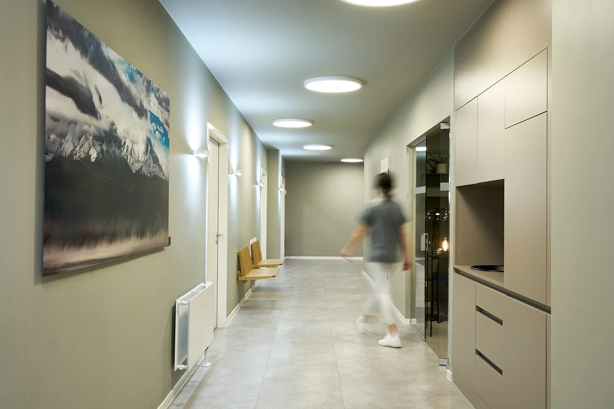 Flur der RKM 740 Interdisziplinären Facharztklinik in Düsseldorf mit ruhiger Architektur und hochwertiger Gestaltung