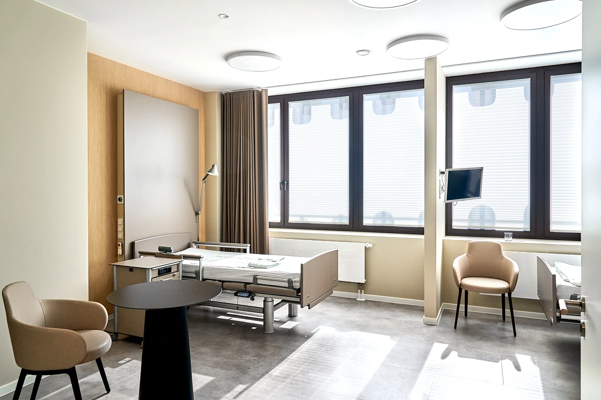 Klinikzimmer der RKM 740 Interdisziplinären Facharztklinik in Düsseldorf mit moderner Ausstattung und ruhiger Atmosphäre