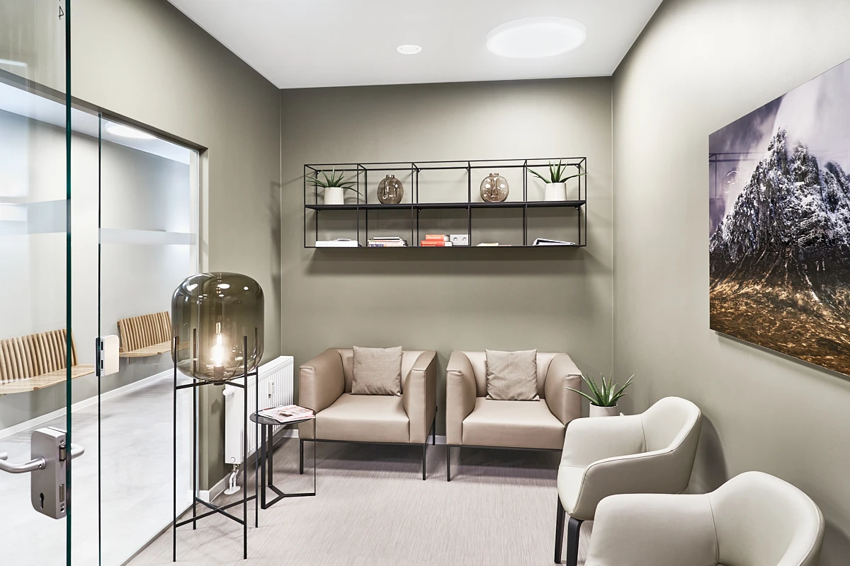 Lounge der RKM 740 Interdisziplinären Facharztklinik in Düsseldorf mit ruhiger Atmosphäre und hochwertiger Gestaltung