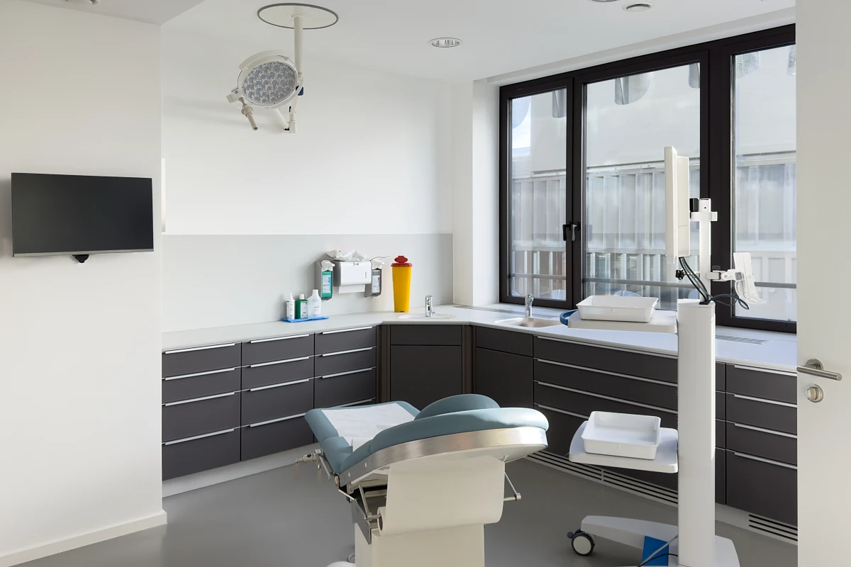 Behandlungsraum im RKM 740 Urologie in Düsseldorf mit moderner medizinischer Ausstattung und klarer Gestaltung