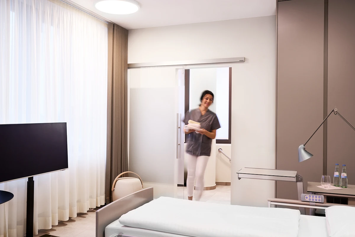 Klinikzimmer im RKM 740 Urologie Düsseldorf Klinikzimmer im RKM 740 Urologie in Düsseldorf mit ruhiger, hochwertiger Ausstattung