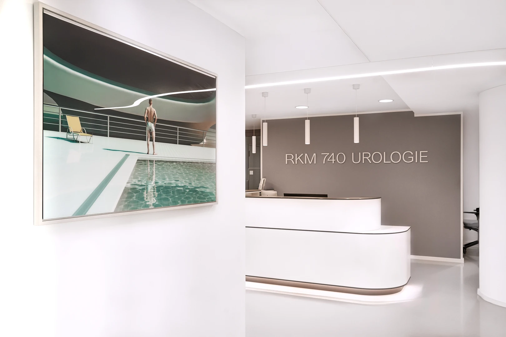 Empfang im RKM 740 Urologie Düsseldorf Empfangsbereich der Privatpraxis RKM 740 Urologie in Düsseldorf mit moderner Architektur und künstlerischem Wandbild